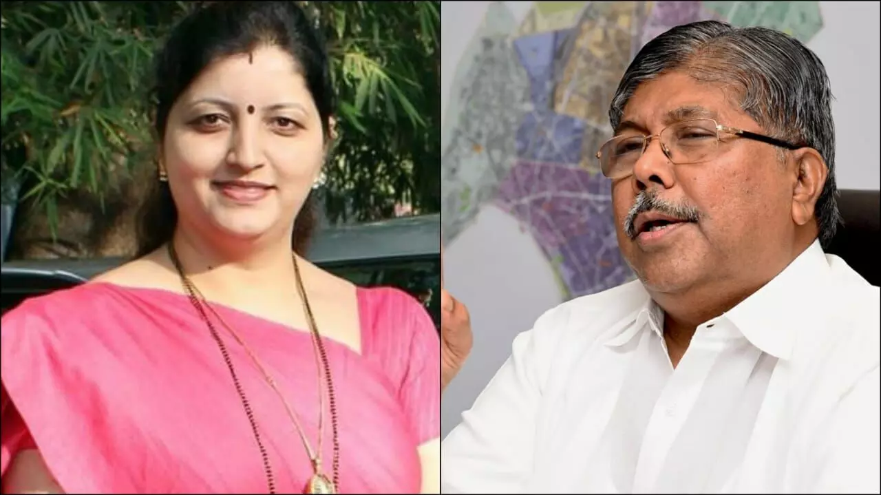 ‘तुम्ही नेहमीच कुपोषित दिसता’ रुपाली चाकणकरांचा चंद्राकांत पाटलांना टोला