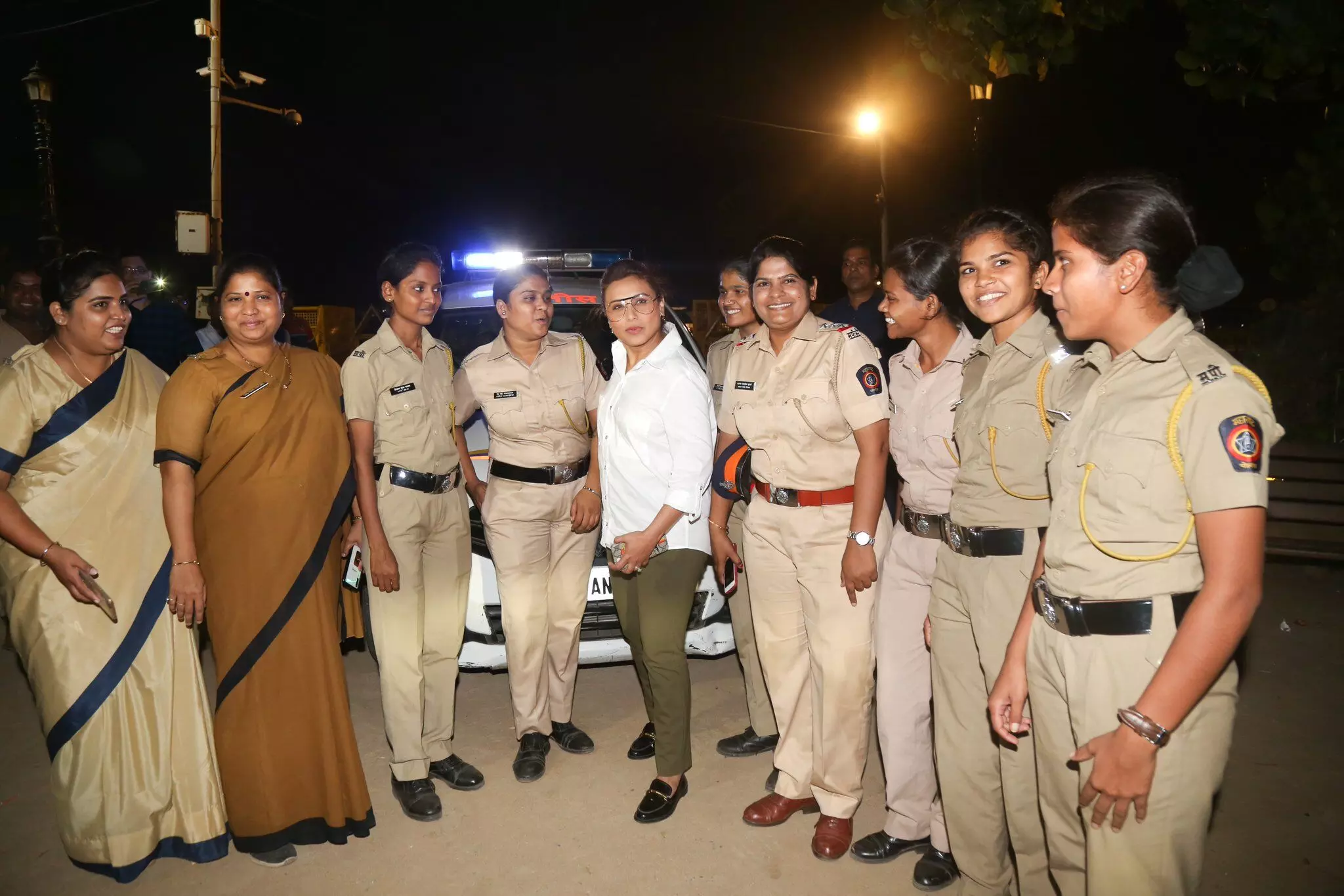 राणी मुखर्जीने साधला नाइट पेट्रोल महिला पोलिसांशी संवाद