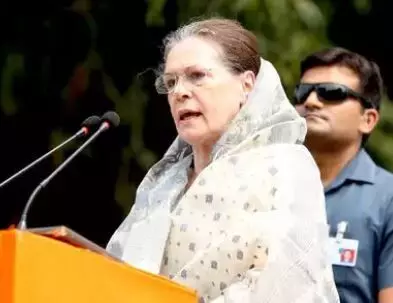 सत्तेसाठी काहीही करणाऱ्या लोकांना अहिंसेचं महत्त्व काय कळणार? - सोनिया गांधी