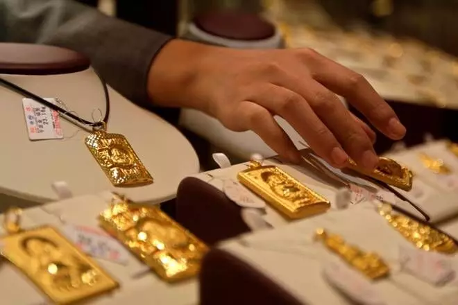 Lockdown : सोन्याचे उच्चांकी भाव, सोनं घेतंय कोण?