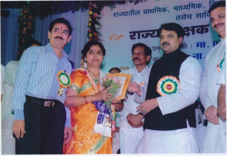 Jyotsana Vispute Got Aadarsha Shikshika Award by vilkasrao Deshmukh